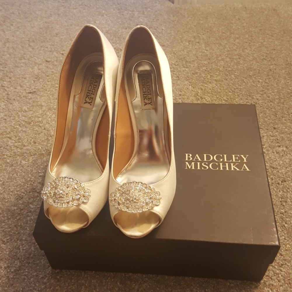 Badgley Mischka Pumps. Goodie in white.